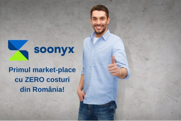 Bărbat zâmbitor lângă logo Soonyx, arată semnul de aprobare