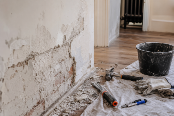 Renovare completă sau reparații punctuale: cum decizi ce merită refăcut