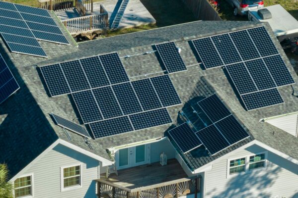 Sistem fotovoltaic de 8 kW: când merită ales pentru o locuință