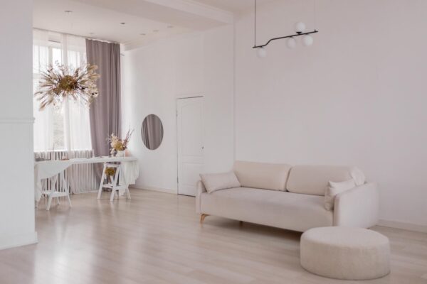 Idei de amenajare pentru living luminos: culori și trucuri care măresc vizual camera