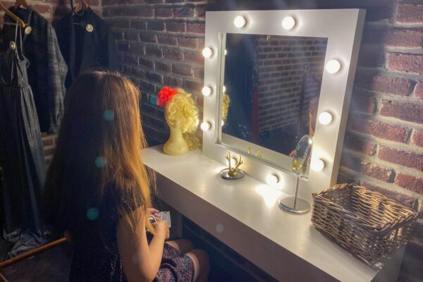 Măsuță de machiaj cu oglindă luminată pentru adolescente – idei și recomandări