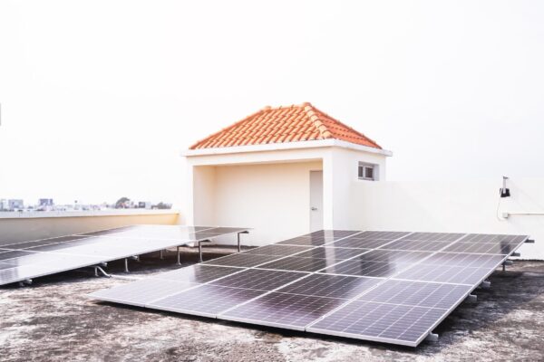Ce putere trebuie să aibă invertorul în raport cu panourile fotovoltaice