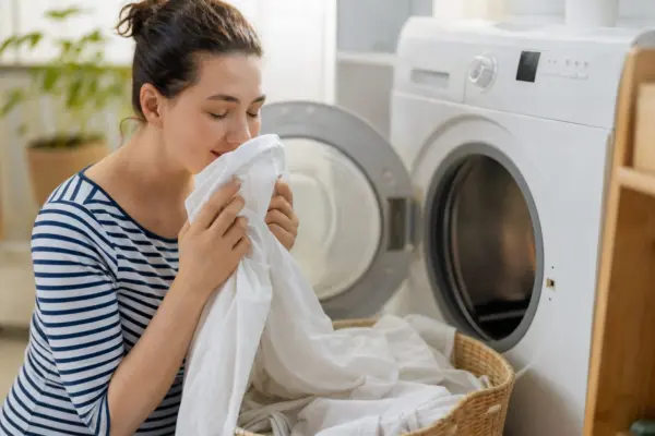 Hainele curate capătă miros în dulap: ce poți schimba la depozitare