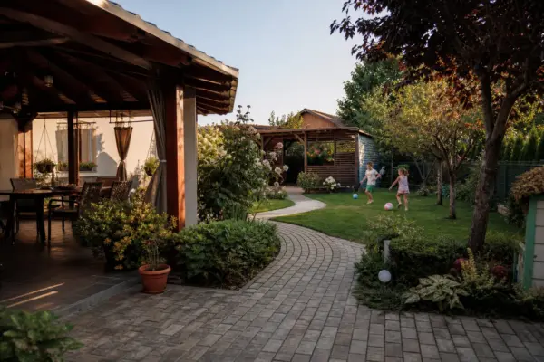Cum transformi o curte mică într-un loc plăcut pentru întreaga familie