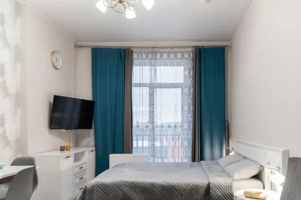 Perdele și draperii pentru dormitor: cum alegi materialele și dimensiunile